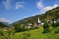 Rakousko: údolí Lesachtal, Maria Luggau - výhled z kempu k bazilice