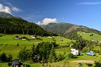 Rakousko: údolí Lesachtal, Maria Luggau - výhled z kempu ke Karnským Alpám