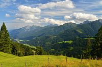 Rakousko: výhled na údolí Lesachtal po cestě ze Samalm