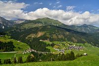 Rakousko: výhled od Frohn na údolí Lesachtal, Riebenkofel, Lumkofel
