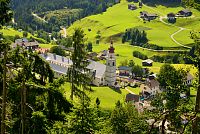 Rakousko: údolí Lesachtal, Maria Luggau, bazilika z vyhlídky nad vodními mlýny