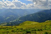 Rakousko: výhled na Karnské Alpy z Riebenkofelu, na pastvině Lackenalm