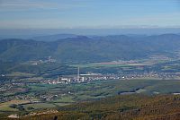 Slovensko - Vtáčnik: vrchol Vtáčniku - výhled na elektrárnu Nováky