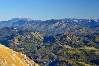 Rakousko - Ybbstallské Alpy: výhled z Ötscheru - přiblížený Schneeberg a Rax