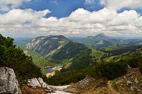 Rakousko - Ybbstallské Alpy: pohled ze stezky na Dürrenstein na údolí Seetal a Ötscher