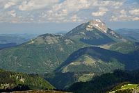 Rakousko - Ybbstallské Alpy: Dürrenstein, výhled na Ötscher (přiblíženo)