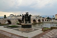 Severní Makedonie: Skopje - Kameni most přes řeku Vardar