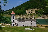 Severní Makedonie: Přehrada Mavrovo, starý kostel sv. Nikoly (zatopený)