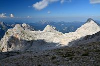 Slovinsko - Julské Alpy: Kredarica - výhled k severovýchodu (Begunjski vrh, Cmir, Rjavina)