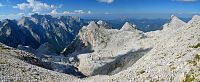 Slovinsko - Julské Alpy: Kredarica - výhled ke Škrlatici a Rjavině, panorama