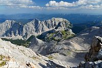 Slovinsko - Julské Alpy: Kredarica - výhled k jihu (Draški vrh, Velo polje, vzadu Bohijské hory)