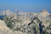 Slovinsko - Julské Alpy: Kredarica - výhled k Jalovci, Mangartu, Razoru (přiblíženo)