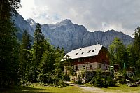 Slovinsko - Julské Alpy: Dolina Vrata, Aljažev dom v Vratih, za ním severní stěna Triglavu
