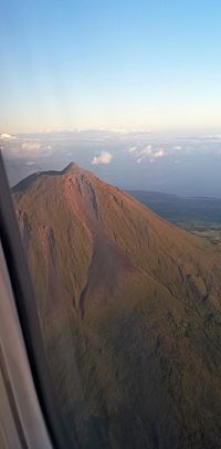 Azorské ostrovy - ostrov Pico: sopka Pico z letadla