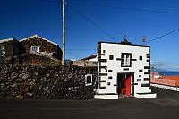 Azorské ostrovy - ostrov Pico: kostelík ve vesnici Cachorro