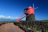 Azorské ostrovy - ostrov Pico: mlýn ve Vinařské kulturní krajině UNESCO u Crição Velha