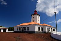 Azorské ostrovy - ostrov Pico: maják Farol da Ponta da Ilha