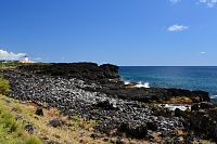 Azorské ostrovy - ostrov Pico: pobřeží u majáku Farol da Ponta da Ilha