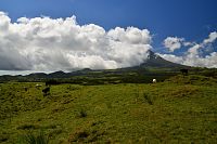 Azorské ostrovy - ostrov Pico: centrální náhorní plošina Achada, výhled na sopku Pico