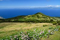 Azorské ostrovy - ostrov Pico: pohled k severnímu pobřeží, vzadu ostrov São Jorge