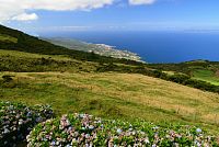 Azorské ostrovy - ostrov Pico: pohled k severnímu pobřeží k São Roque do Pico