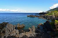 Azorské ostrovy - ostrov Pico: severní pobřeží u Santo Amaro