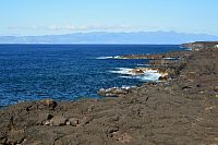 Azorské ostrovy - ostrov Pico: severní pobřeží, vzadu ostrov São Jorge