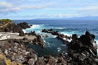 Azorské ostrovy - ostrov Pico: přírodní koupaliště u São Roque do Pico