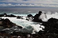 Azorské ostrovy - ostrov Pico: přírodní koupaliště u São Roque do Pico o hodinu později