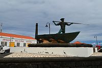 Azorské ostrovy - ostrov Pico: São Roque do Pico, socha velrybáře