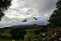 Azorské ostrovy - ostrov Pico: sopka Pico v mracích