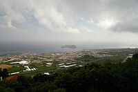 Azorské ostrovy - ostrov São Miguel: výhled na Vila Franca do Campo od kostela Ermida de Nossa Senhora da Paz