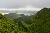 Azorské ostrovy - ostrov São Miguel: kráterová jezera Sete Cidades - cesta k vyhlídce Miradouro Boca do Inferno