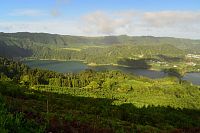 Azorské ostrovy - ostrov São Miguel: kráterová jezera Sete Cidades - Miradouro Cerrado das Freiras