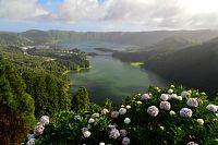 Azorské ostrovy - ostrov São Miguel: kráterová jezera Sete Cidades - vyhlídka Miradouro Vista do Rei