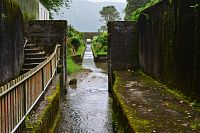 Azorské ostrovy - ostrov São Miguel: vodní kanál v Sete Cidades