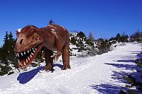 Skiareál Steinplatte - modely dinosaurů u stezky na skywalk