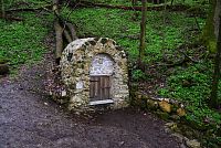 Slovensko - Malé Karpaty: studánka pod Pohanskou