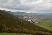 Slovensko - Malé Karpaty: výhled z Plaveckého hradu