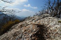 Slovensko - Malé Karpaty: stezka přes skalní terén nad zříceninou hradu Ostrý Kameň