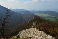 Slovensko - Malé Karpaty: stezka přes skalní terén nad zříceninou hradu Ostrý Kameň