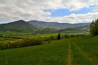 Slovensko - Považský Inovec: Hradisko a Inovec z louky pod Lazovým vrchem