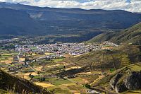 Peru - výhled ze silnice na město Chivay