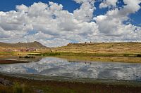 Peru - pohřebiště Sillustani od příjezdové silnice