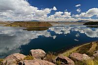 Peru - jezero Lago Umayo od pohřebiště Sillustani