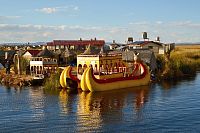 Peru - jezero Titicaca, plovoucí ostrovy Uros