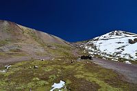 Peru - pěší stezka k Duhovým horám, vyhlídka Vinicunca v sedle přímo před námi