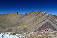 Peru - výhled z hory Vinicunca na duhový hřeben