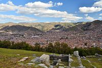 Peru - archeologická lokalita Sacsayhuaman, výhled na Cuzco