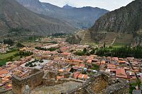 Peru - Ollantaytambo, výhled na město z lokality Pinkuylluna